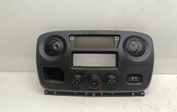 Renault Master III Dashboard center trim panel 682600025R