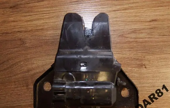 Tesla Model S Engine bonnet/hood lock/catch