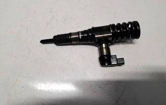 Volkswagen PASSAT B6 Fuel injector 03G130