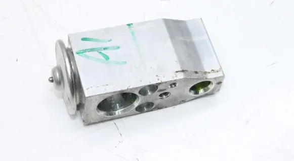 Nissan Juke I F15 Air conditioning (A/C) expansion valve 922001HF0A