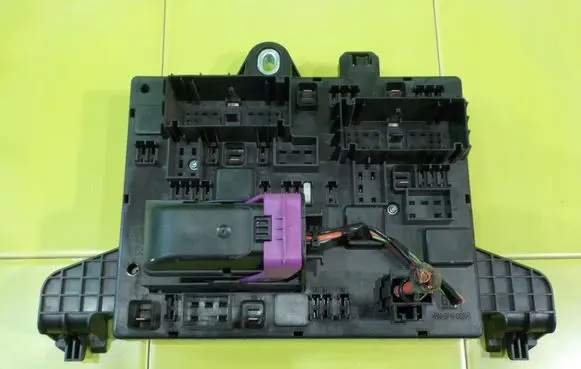 Opel Astra J Fuse box set 13449199 BEZPIECZNIKOW