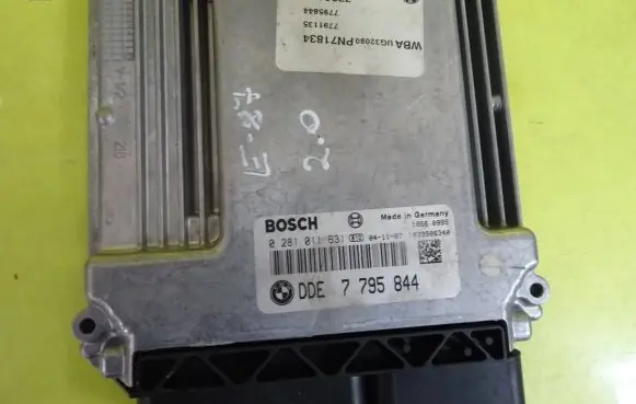 BMW 1 E81 E87 Engine control unit/module 0281011631
