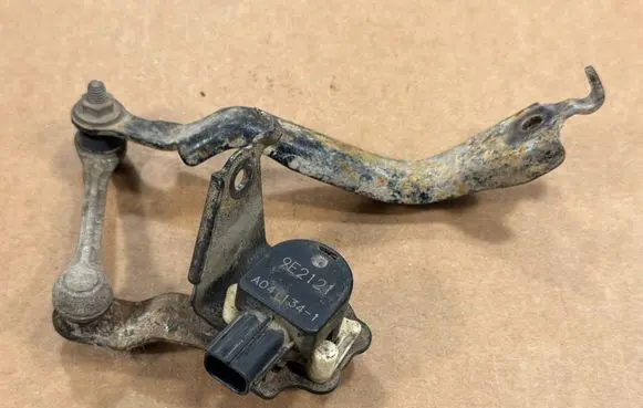 Nissan Qashqai Rear air suspension level height sensor 8940842031