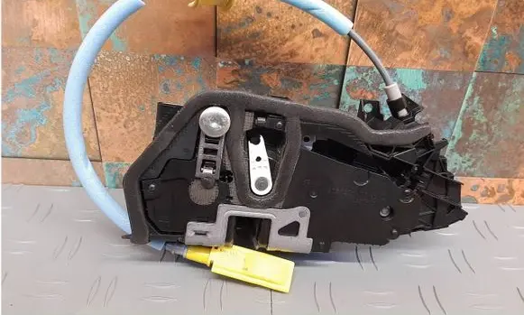 BMW 2 F44 Front door lock 7956135