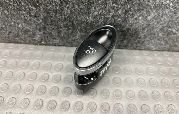Mercedes-Benz E W211 Tailgate opening switch A2118211151
