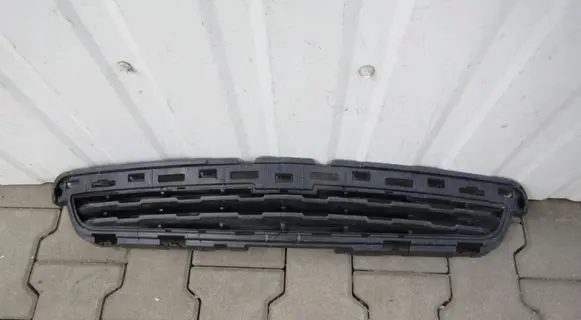 Chevrolet Trax Front bumper upper radiator grill 95235146