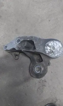 Engine mounting bracket