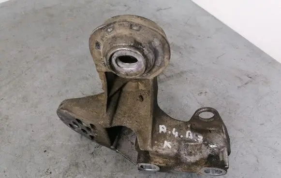 Audi A4 S4 B7 8E 8H Engine mounting bracket 8E0199851