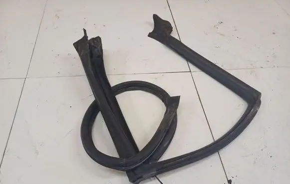 Subaru Legacy Rubber seal front coupe door 