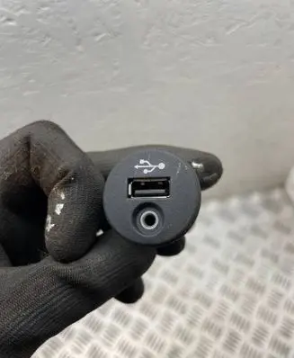 Nissan Juke I F15 USB socket connector 280023bh00a