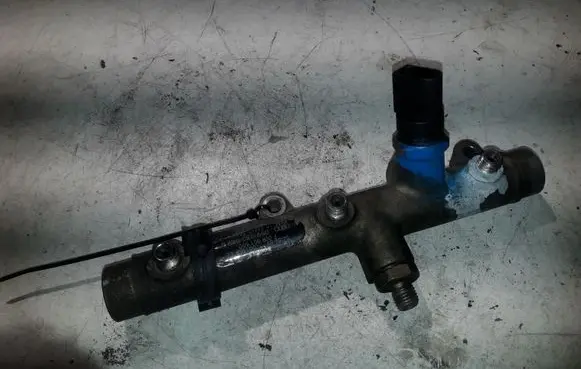 Audi A6 S6 C6 4F Fuel distributor 059130089D