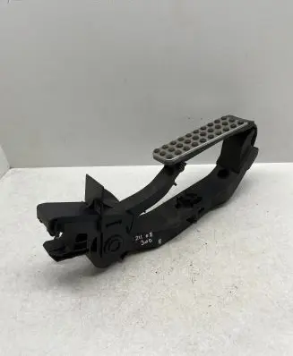 Mercedes-Benz E W211 Accelerator throttle pedal A1713000104