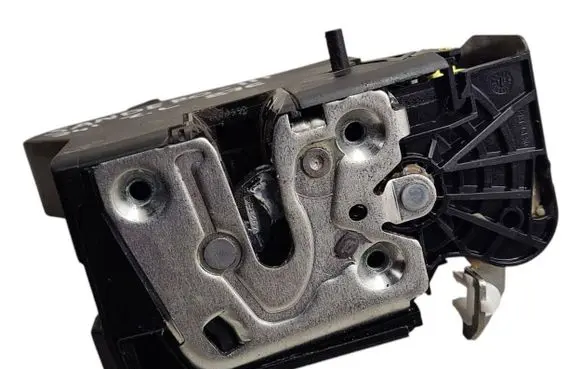 Dacia Sandero III Rear door lock 825033865R