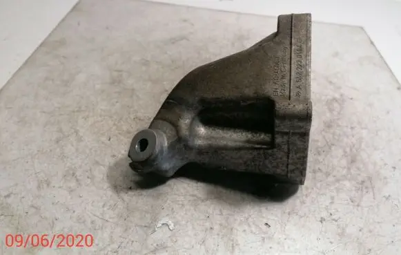 Mercedes-Benz CLS C219 Engine mounting bracket A6422230104