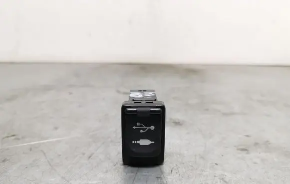Toyota RAV 4 (XA40) USB socket connector 8619042040