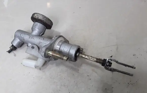 Nissan Almera Tino Clutch master cylinder