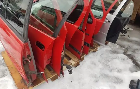 Peugeot 106 Front door raudonos
