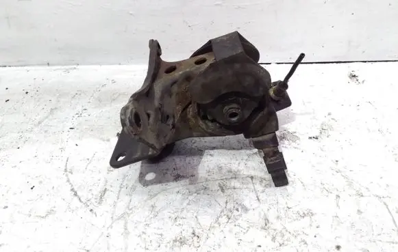 Nissan X-Trail T30 Engine mount bracket