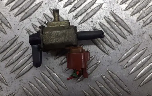 Mitsubishi Carisma Valve vacuum K5T48271