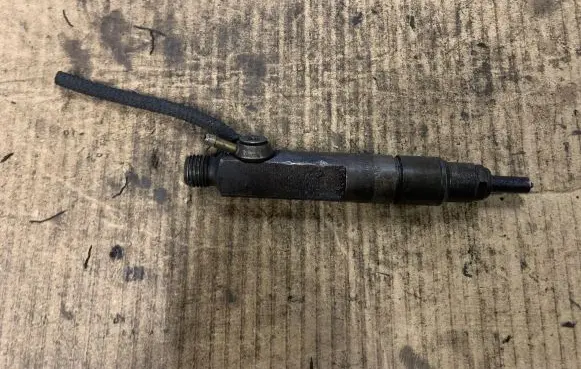 Audi A6 S6 C4 4A Fuel injector 046130201E