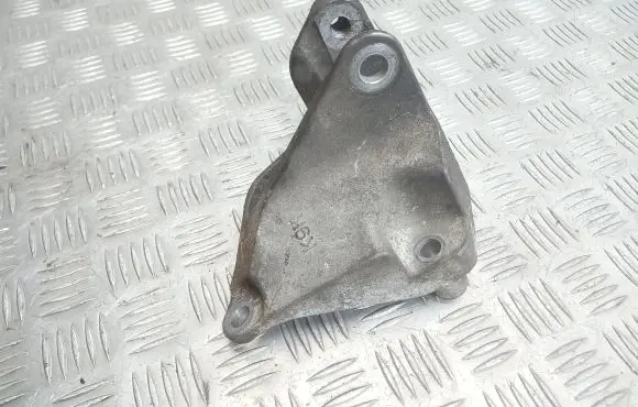 Nissan Qashqai+2 Engine mounting bracket