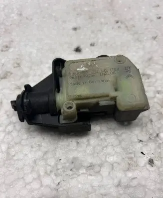 Fuel tank cap lock motor