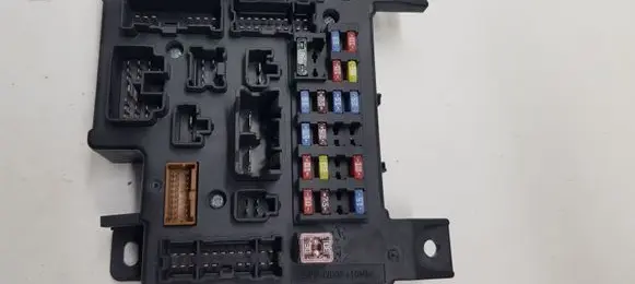 Peugeot 4007 Fuse module 8637A318 519087902
