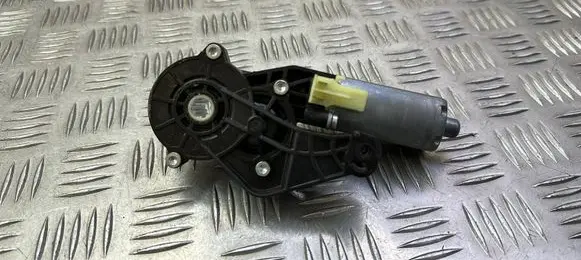 Mercedes-Benz E W212 Seat adjustment motor 0390203369