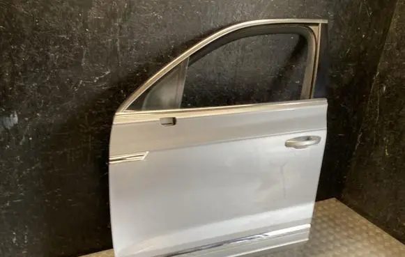 Volkswagen Touareg III Front door