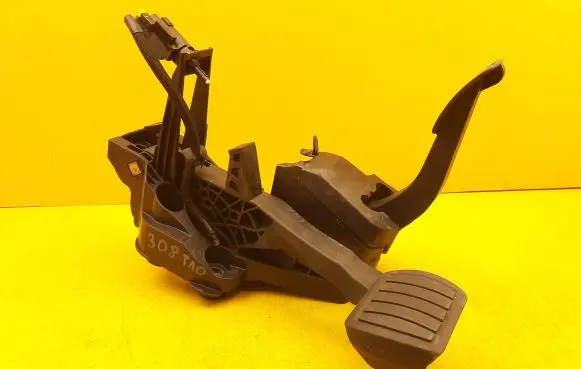 Peugeot 308 Pedal assembly 9832495680