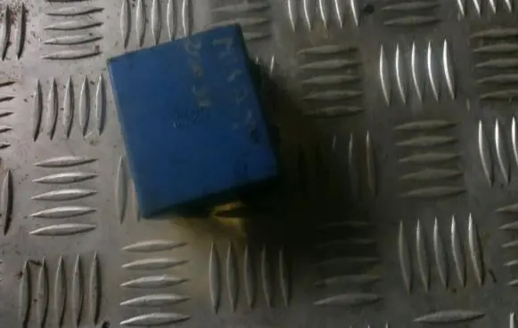 Nissan 200 SX Window wiper relay 2850844f60 90410