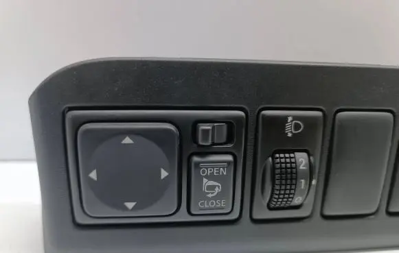 Nissan Note (E11) Wing mirror switch 684859U100