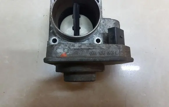 Volkswagen Caddy Throttle valve 038128063C