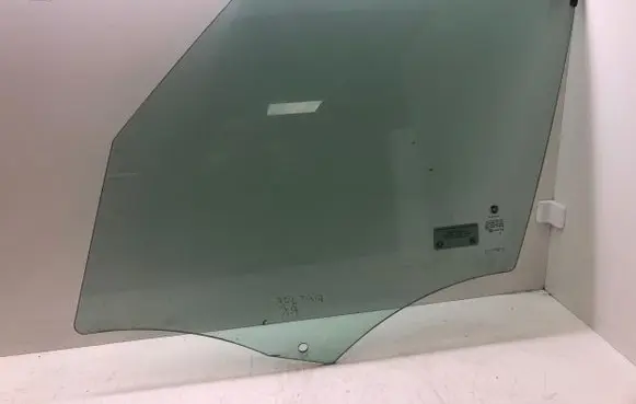 Fiat 500L Front door window glass four-door