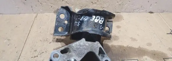 Engine mount vacuum valve