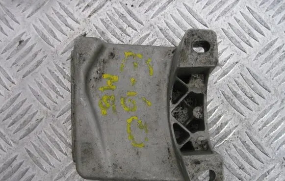 BMW 5 E60 E61 Engine mount bracket 7010593