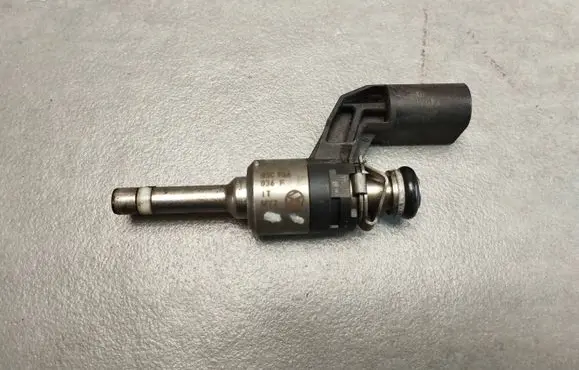 Volkswagen Scirocco Fuel injector 03C906036F 036F