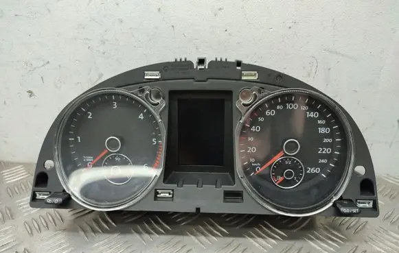 Volkswagen PASSAT B7 Speedometer (instrument cluster) 3AA920870J