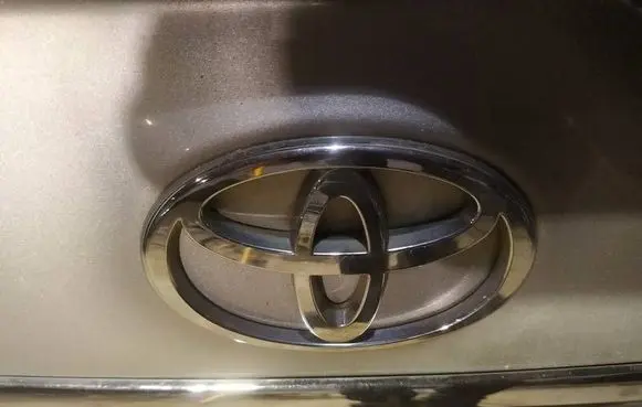 Toyota Avensis Verso Manufacturer badge logo/emblem 