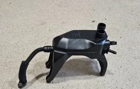 Mercedes-Benz CLA C117 X117 W117 Oil breather separator A1330105600