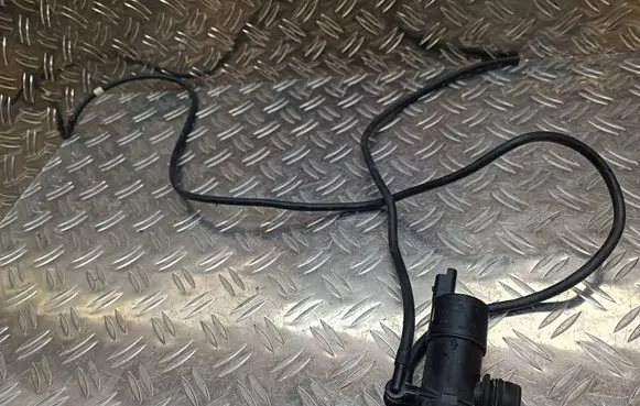 Peugeot 208 Windscreen/windshield washer pump 9825893480