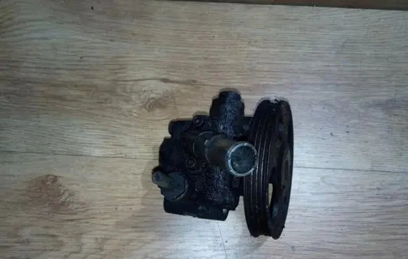 Mazda 323 F Power steering pump