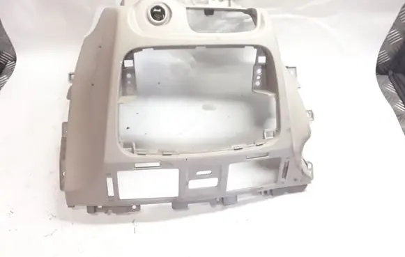 Hyundai Sonata Radio/GPS head unit trim 847603K100