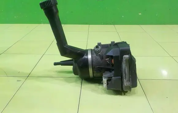 Peugeot 308 Power steering pump 9670700380