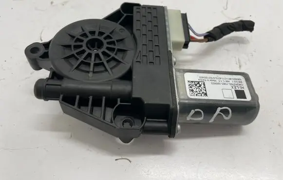 BMW 1 F40 Front door window regulator motor 1060023