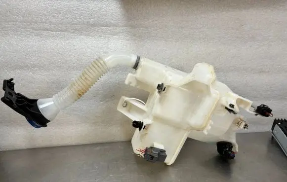 Windshield washer fluid reservoir/tank