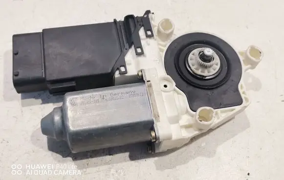 Volkswagen Golf IV Front door window regulator motor 0538003502