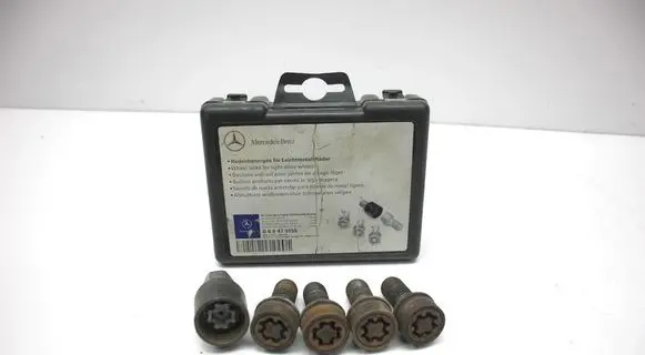 Mercedes-Benz C W204 Anti-theft wheel nuts and lock B66470155