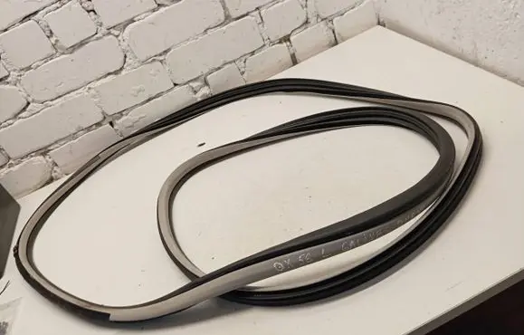 Infiniti QX56 Rubber seal rear door 