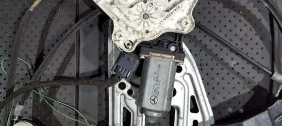 Mercedes-Benz CLK A208 C208 Front door window regulator motor 119651105